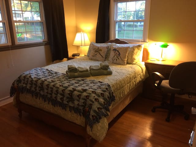 Business Travel Ready Private 1.5 miles to Term 1
