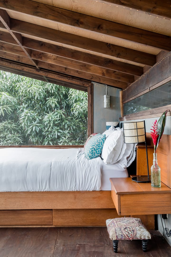 Elevated Comfort: Rest in Luxury on a King Bed with 100% Organic Cotton Crisp Percale Sheets