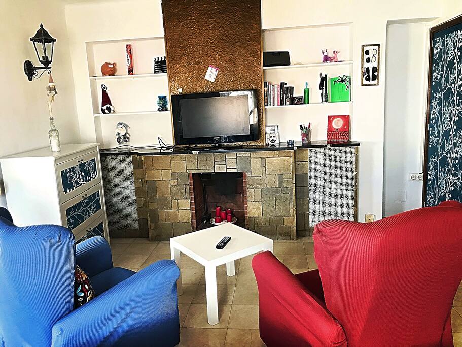 Tv, chimenea (decorativa) y sillones reclinables