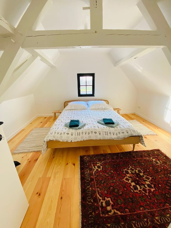 Slaapkamer boven met tweepersoonsbed