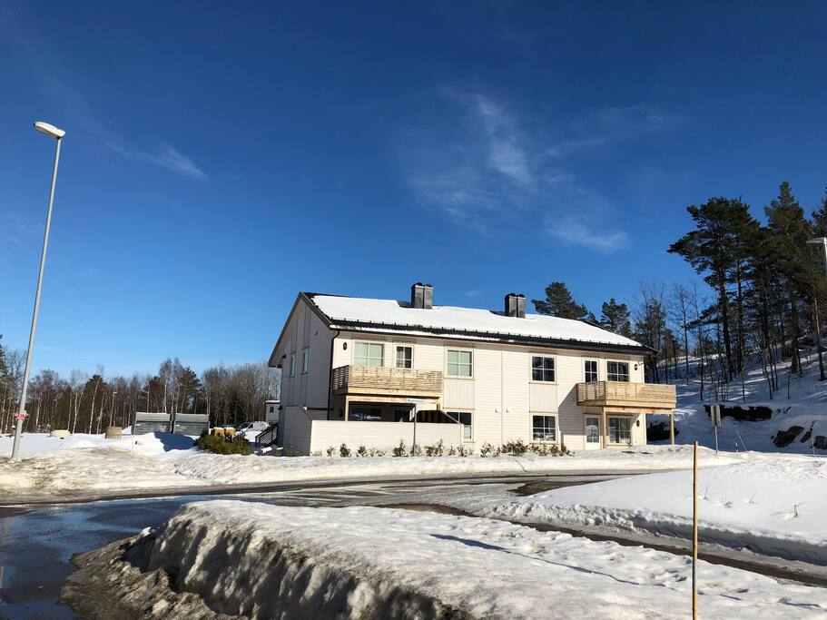 Leiligheten ligger i et rolig boligstrøk.