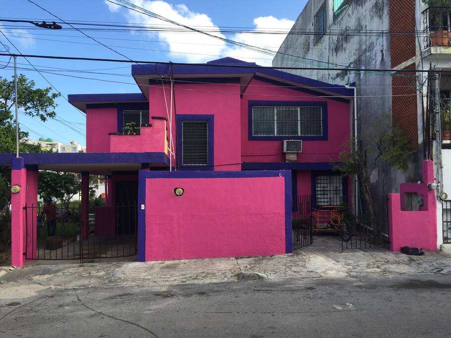 Fachada de la casa donde se encuentra “MiCaSiTa”,