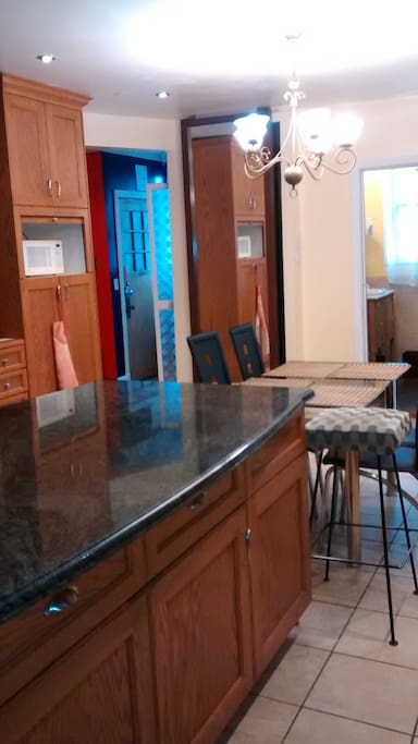 Aménagement propice à la préparation des repas et à la réception d'invités.