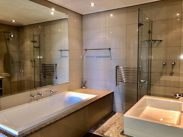 Cape Royale Green Point 2 Bedroom Apartment gallery image 4