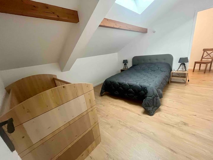 Habitación principal con cuna y acceso a la habitación.