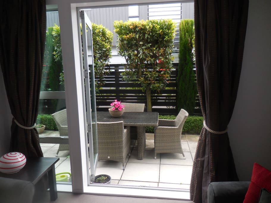 Lounge with courtyard
