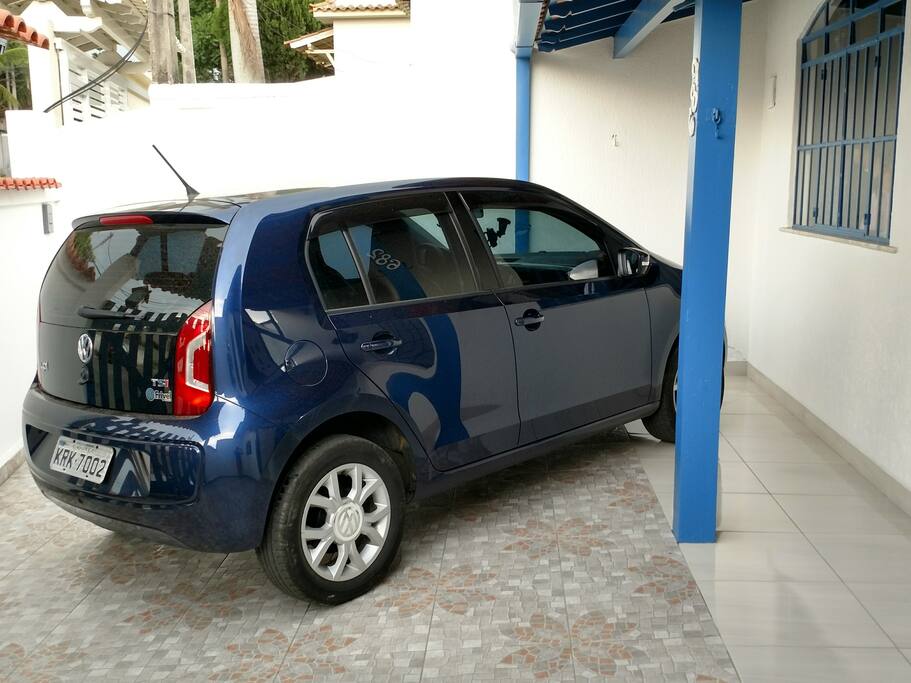 o carro pode ficar nesta área lateral sem incomadar a varanda.