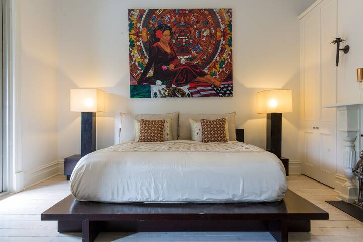 Stunning 1880’s 2 storey house for up to 4 guests gallery image 4