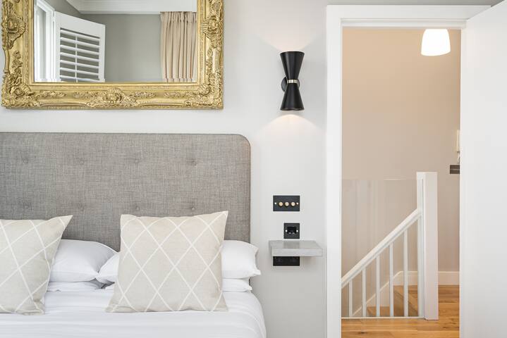 Luxury 3BR townhouse, office/playroom & XL garden gallery image 5