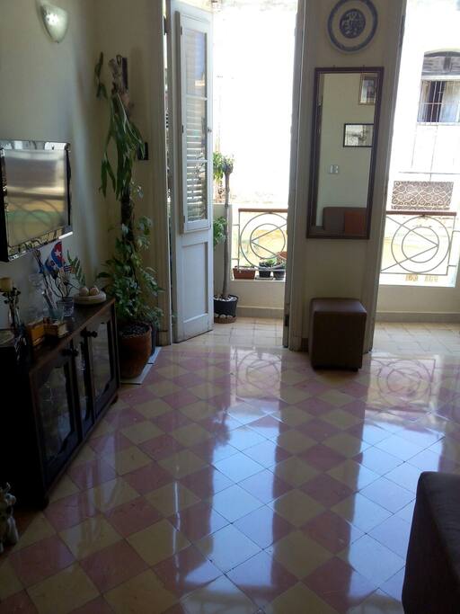 Sala y balcon