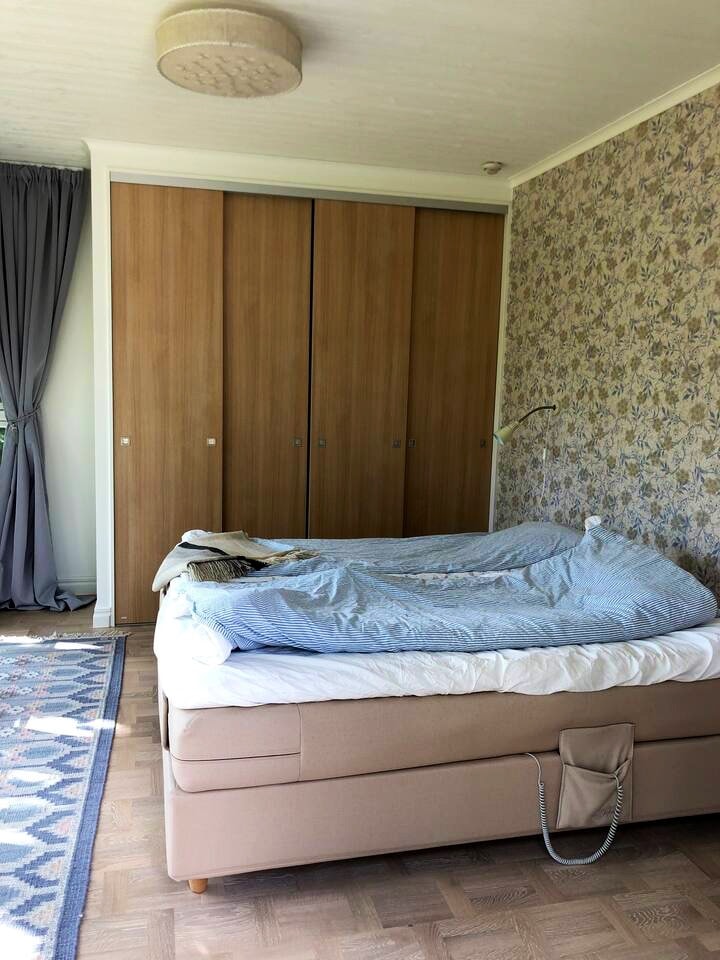 חדר שינה ראשי, ארון בגדים גדול.