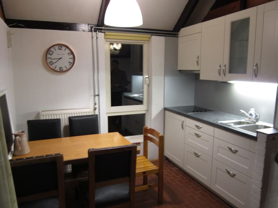 Cuisine équipée avec vaisselle, frigo, 4 taques de cuissons, cafetière