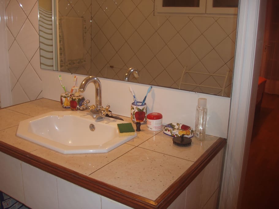 salle de bain moderne avec douche et wc.