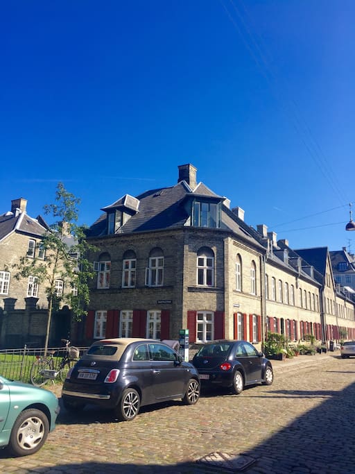 The townhouse. Appartment is located at the 2nd floor.