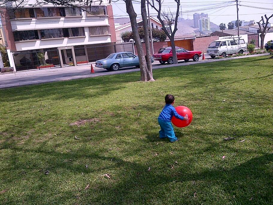 Edificio muy bien ubicado frente a parque en zona exclusiva full seguridad