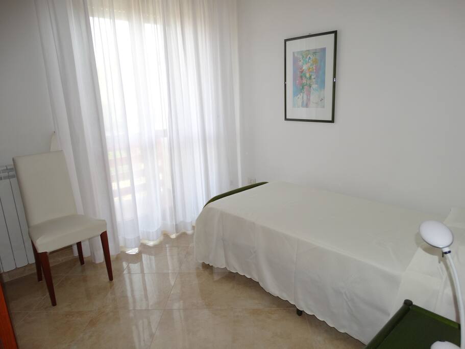 Cameretta con porta finestra
