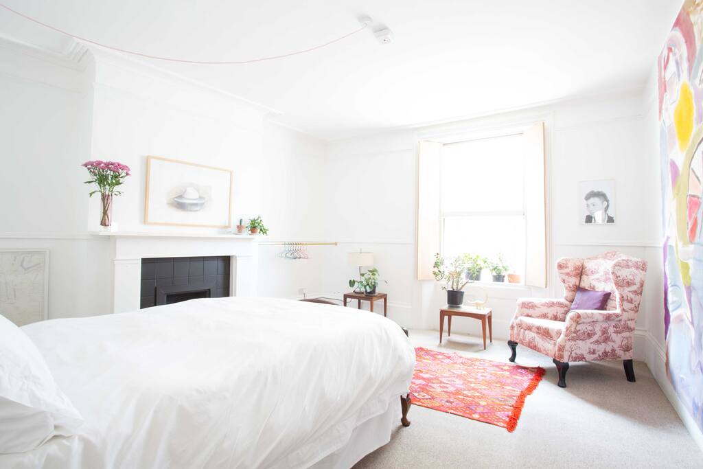Spacious main bedroom, with a window bringing fresh sea air and sunshine, and beautiful flowers!
