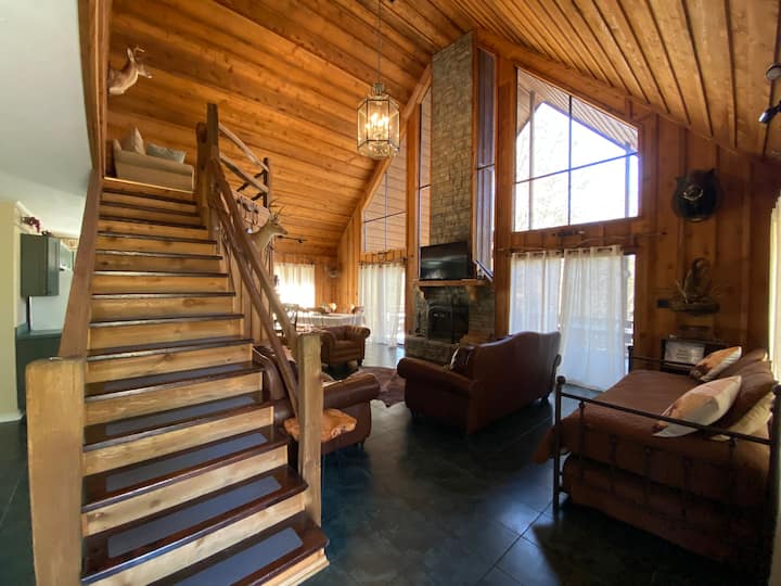 The Creekside Cabin Retreat 2 “The Lodge” Cabins for Rent in