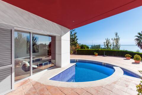 La Meva Lluna luxury in front of the sea with pool