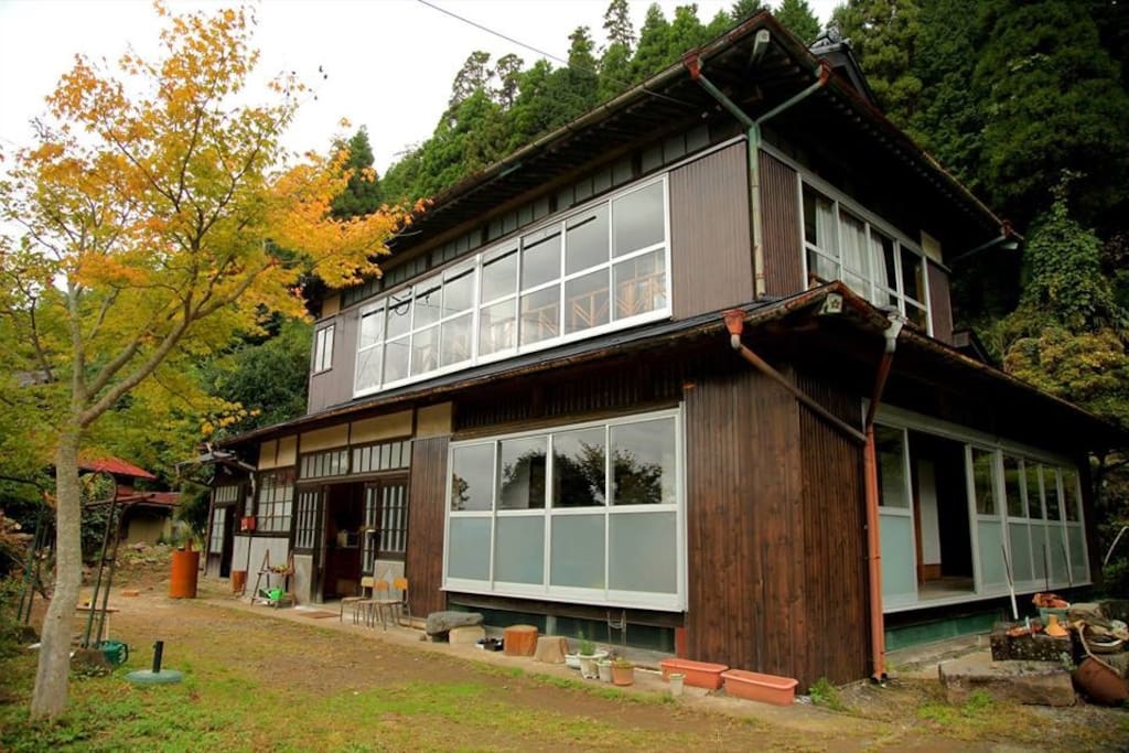 The old folk house built 100 years ago.
築100年の古民家です。