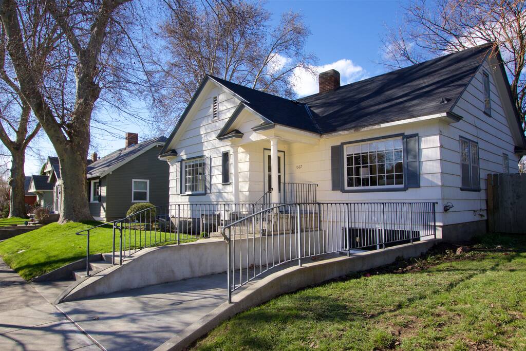 Fantastic Updated Home Walk to Campus & Town Houses for Rent in