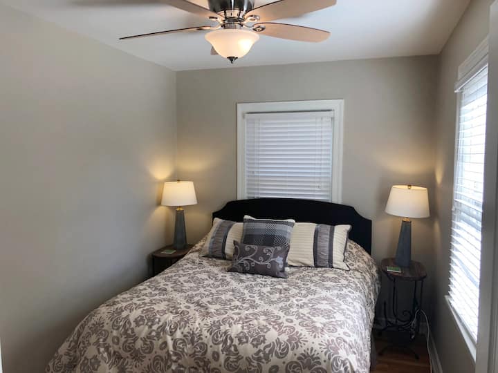 ห้องนอนที่อบอุ่น 3 พร้อมเตียงควีนไซส์ระดับสูงใหม่