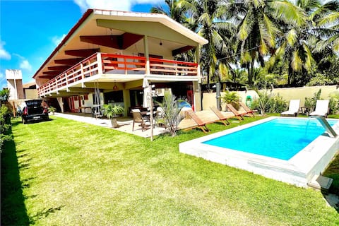 House with 6 en-suites comfortably accommodates 22 people