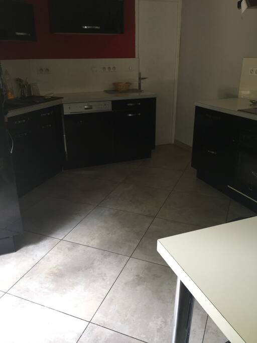 Cuisine ( 2 frigos, cafetiere bouilloire, micro onde, plaque à induction, four ...)