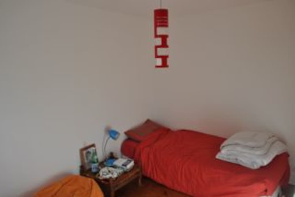 chambre 2 (2eme)
2 très bons matelas (epais) l'un sur l'autre. Dedoublement pour un lit double possible mais pas de sommier.