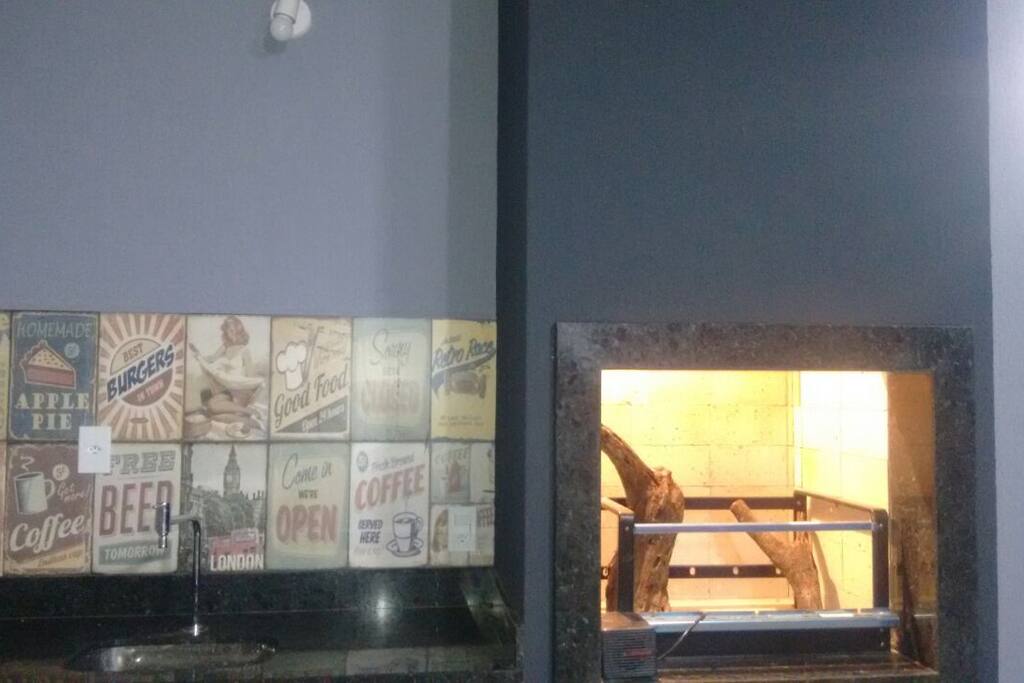 CHURRASQUEIRA COM GIRA GRILL E ILUMINAÇÃO INTERNA