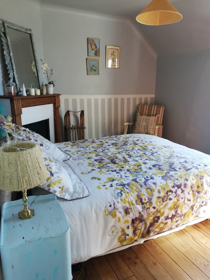 Nová 140 posteľ, elektrické zásuvky na každej strane postele , veľká farmárska skrinka s výhľadom na údolie. 