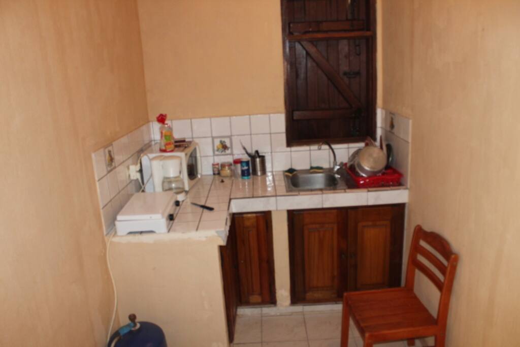 comme vous pouvez le voir, vous disposerez d'un frigo, une cafetière, un micro ondes, une plaque électrique, de la vaisselle... vous aurez la possibilité de déjeuner a l'intérieur comme à l'extérieur