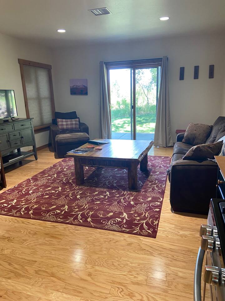 Obývacia izba a výhľad z vlastného vchodu