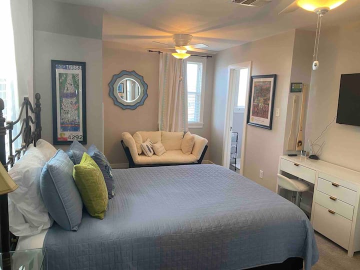 Chambre 2 à l'étage avec lit queen size.  Salle de bain complète attenante avec baignoire. Endroit luxueux pour travailler, se reposer, se détendre. Lit simple et matelas gonflable également !