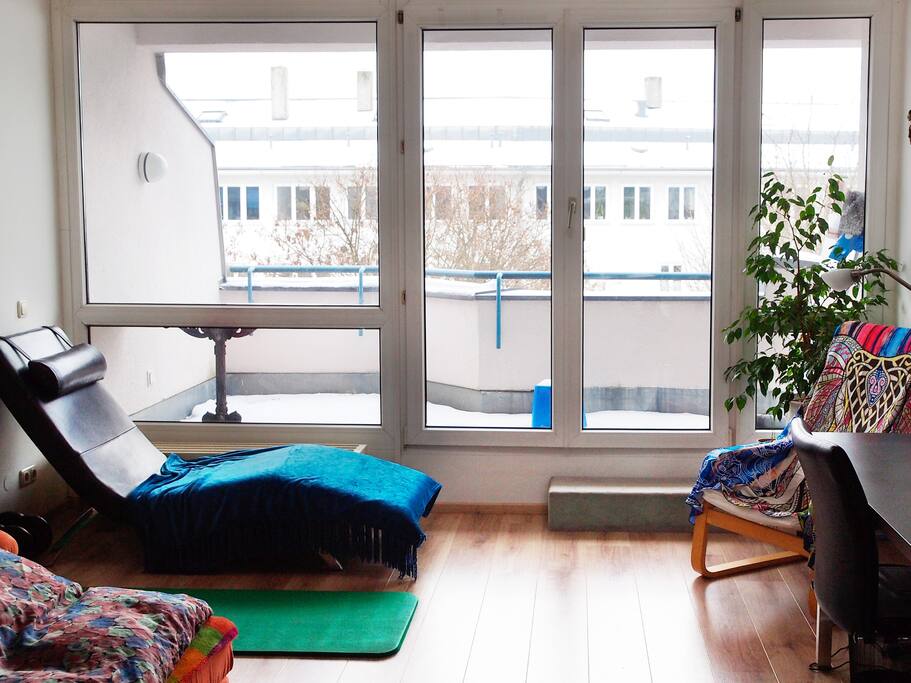 The view from the living room. Pls notice, there are no window blinds!