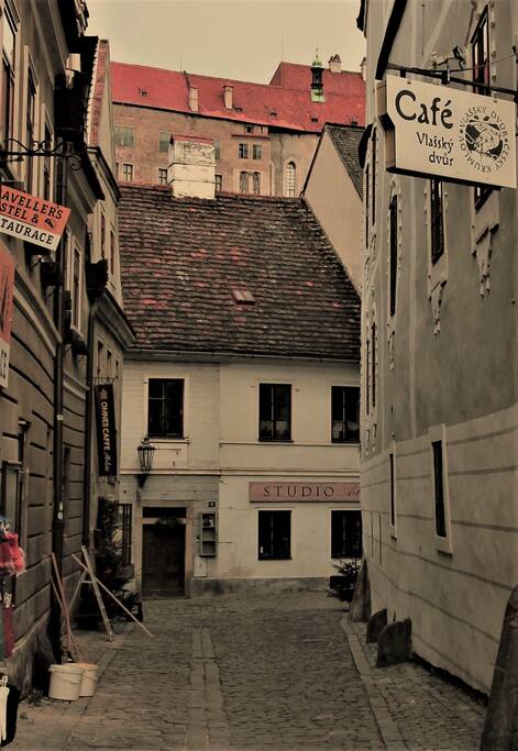 Pohled na dům Dlouhá 92 s hlavním vchodem