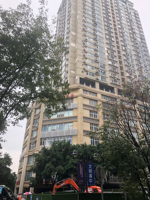 民宿外部,就是这栋楼,车库是负二楼,步行入户大堂电梯从负一楼进入,一到八楼是桐君阁的西南总部和两家酒店,它们使用的电梯和我们分开,不共用,所以我们的电梯一-八层都不停。重庆你们懂得,九楼是公共花园一线观江平台,供居民遛狗散步,十楼开始是住家房子哦。我们在三十层正前方一线看江。
