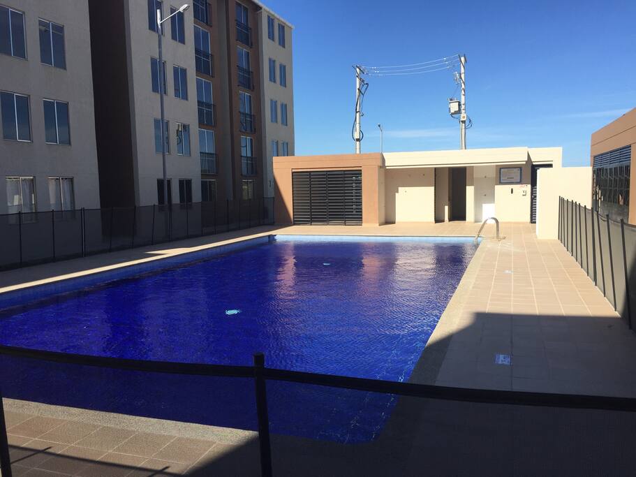 piscina dentro del conjunto residencial