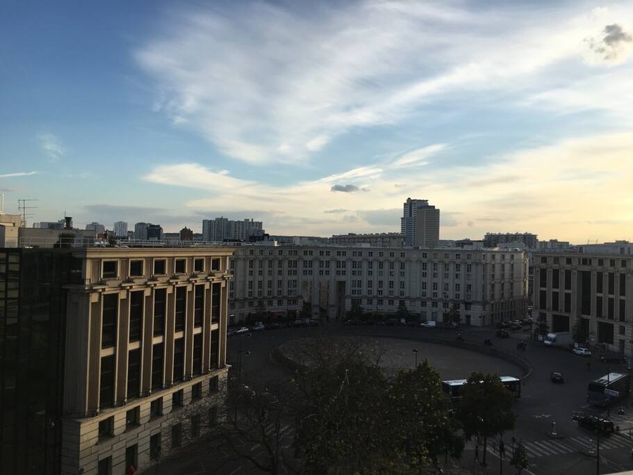 Vue du balcon, sur la place de la Catalogne.