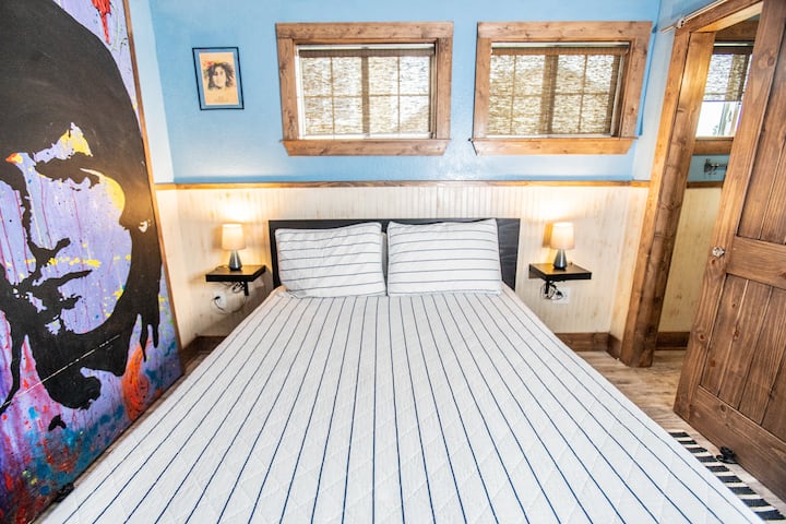 Rock n Roll小屋的3号卧室，套房内设有半个卫生间