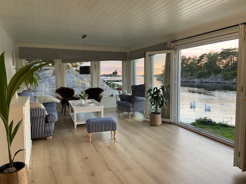 Beachfront/Sea house, sea 3 m from the house. Sjelero