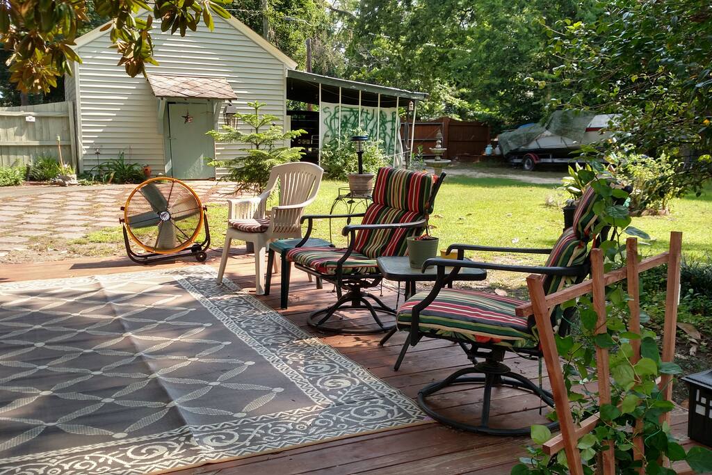 Back yard deck, in privacy fenced yard
