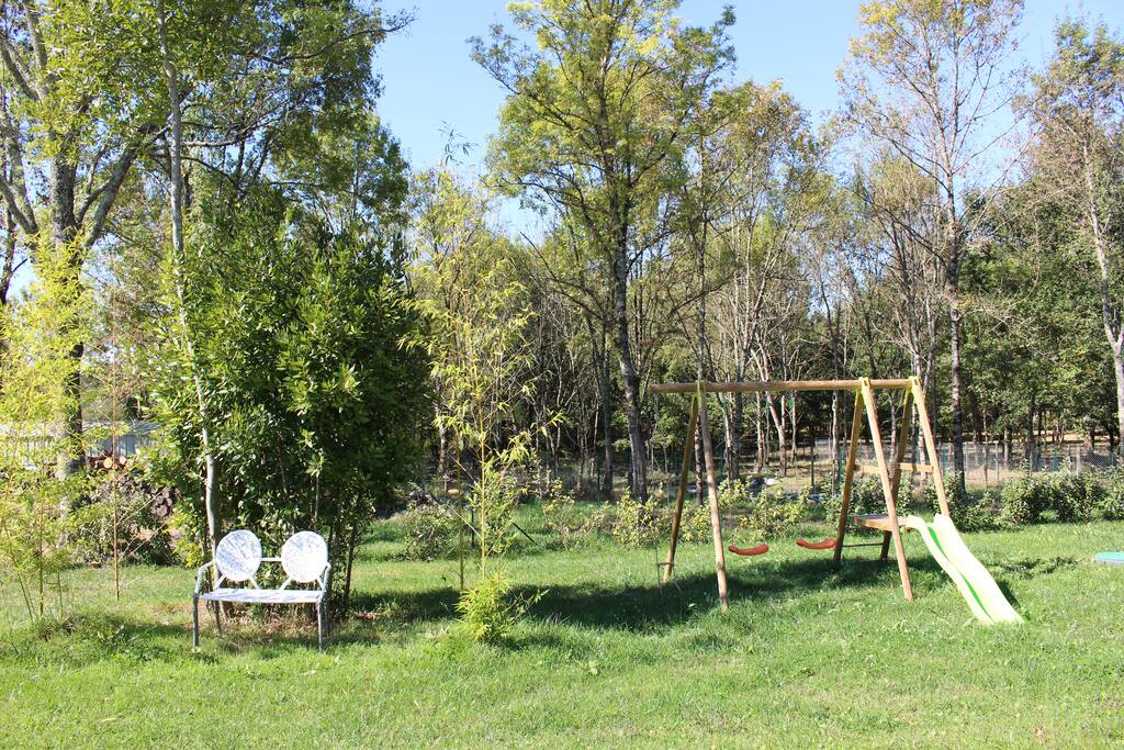 Jardin clôturé avec balançoire, bac à sable, cheval à bascule....