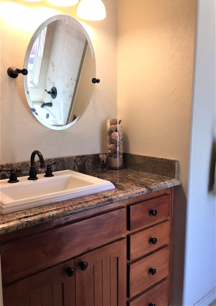 חדר רחצה משותף עם חדרי שינה לאורחים 