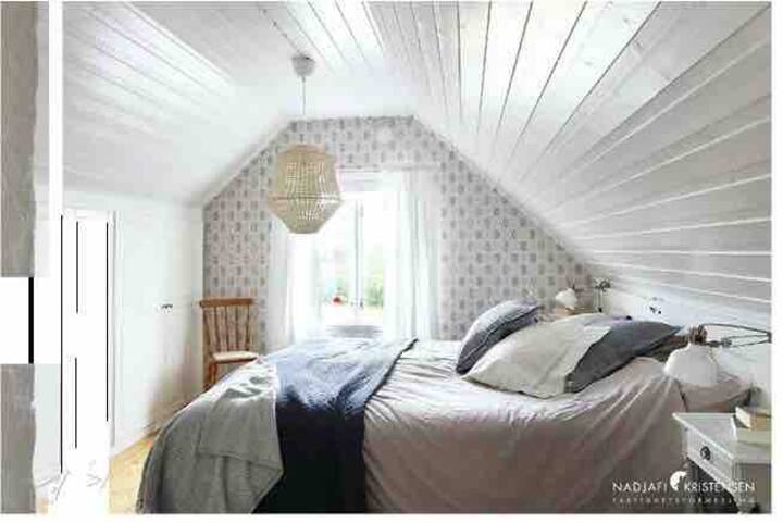 חדר שינה גדול יותר עם מיטה זוגית 180