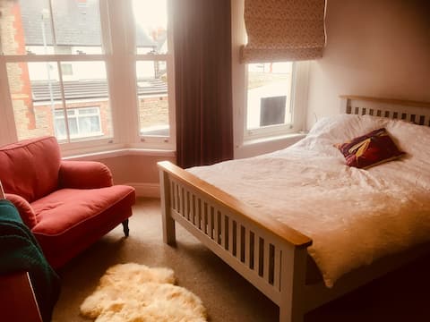 Top Airbnb: Roath home near the park. Discounted longer stays in Roath