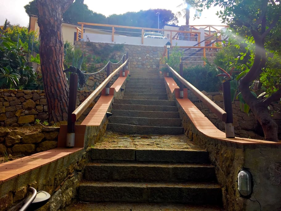 Una importante scala in granito conduce all ingresso dall ampio parcheggio