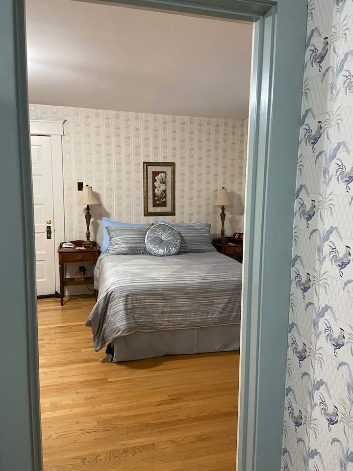 Cómoda cama tamaño queen con sábanas de gran calidad 