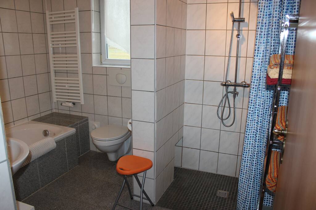Badezimmer mit offener Dusche