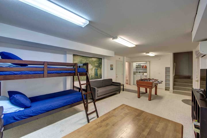 儿童楼层-包括1套双层床、梳妆台、沙发、厨房桌、半浴室、棋盘游戏、桌上足球桌、室外淋浴间、电视，位于一楼（地下室）。